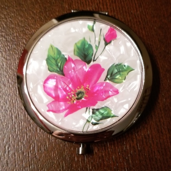 🆓️FREE WITH ANY BEAUTY PURCHASE compact mirror - Picture 2 of 3